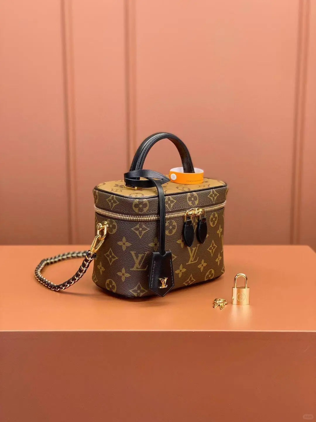 A detailed view of the LV Pochette Métis Monogram bag's compartments.